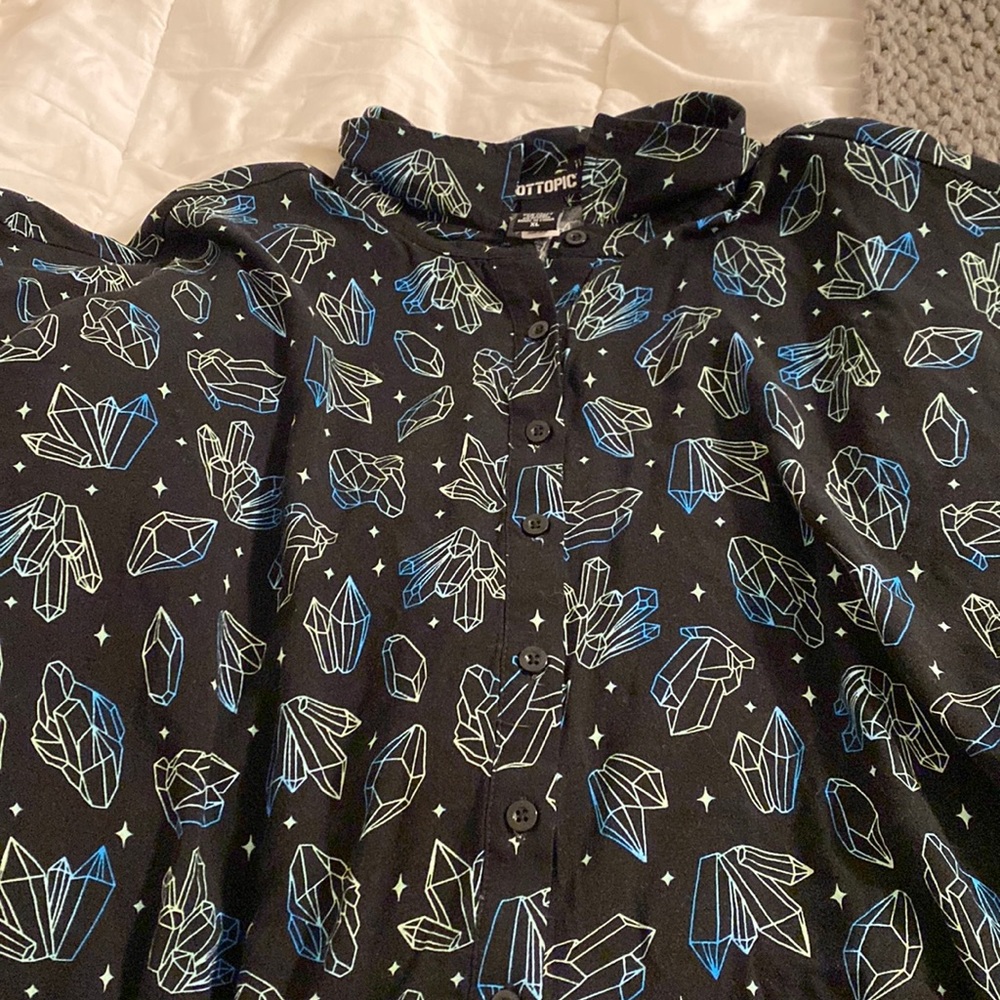 Hot Topic diamond shirt